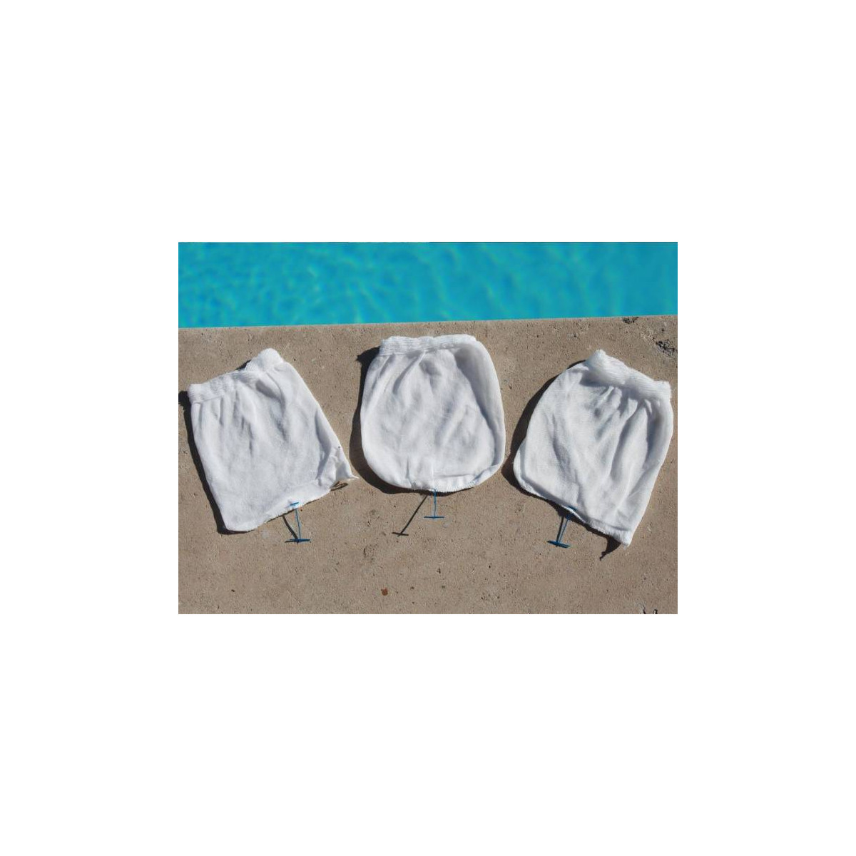 SAFESkim' - Facilitez l'entretien de la piscine avec nos préfiltres pour  skimmer standard. Ce modèle s'adapte à la majorité des paniers grâce à une  languette de fixation, est lavable et fabriqué en