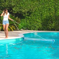 De l'épuisette à l'aspirateur de piscine : 5 outils indispensables