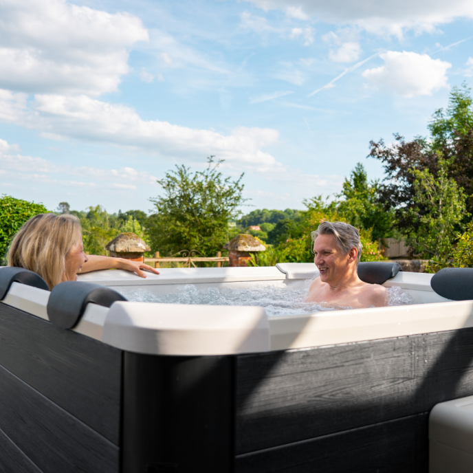 Spa rigide MSpa Oslo carré (4 à 6 places) - Connecté