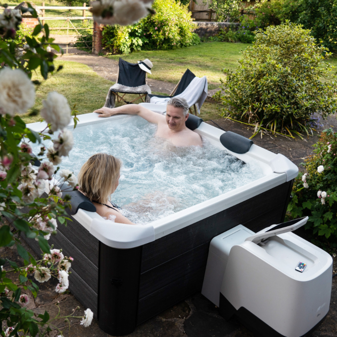 Spa rigide MSpa Oslo carré (4 à 6 places) - Connecté