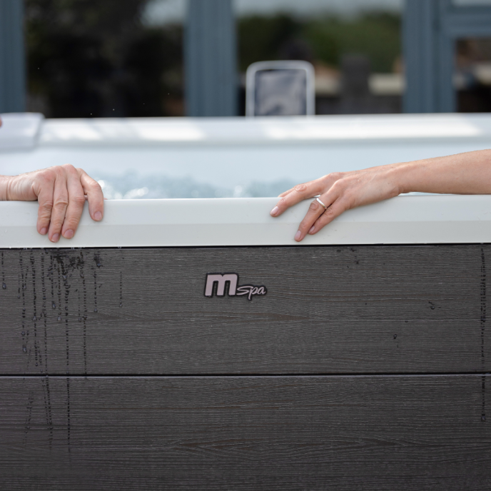 Spa rigide MSpa Oslo carré (4 à 6 places) - Connecté