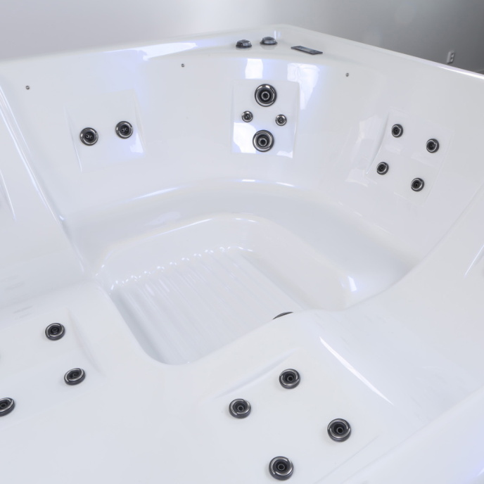 Spa rigide Netspa Square carré (3 à 5 places)