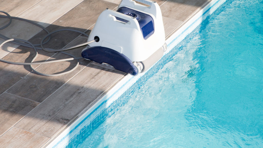 Robot de piscine au bord de l'eau