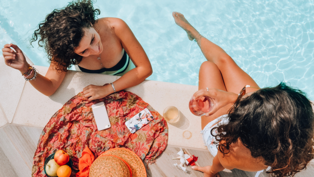 Femmes qui se baignent dans leur piscine bleu