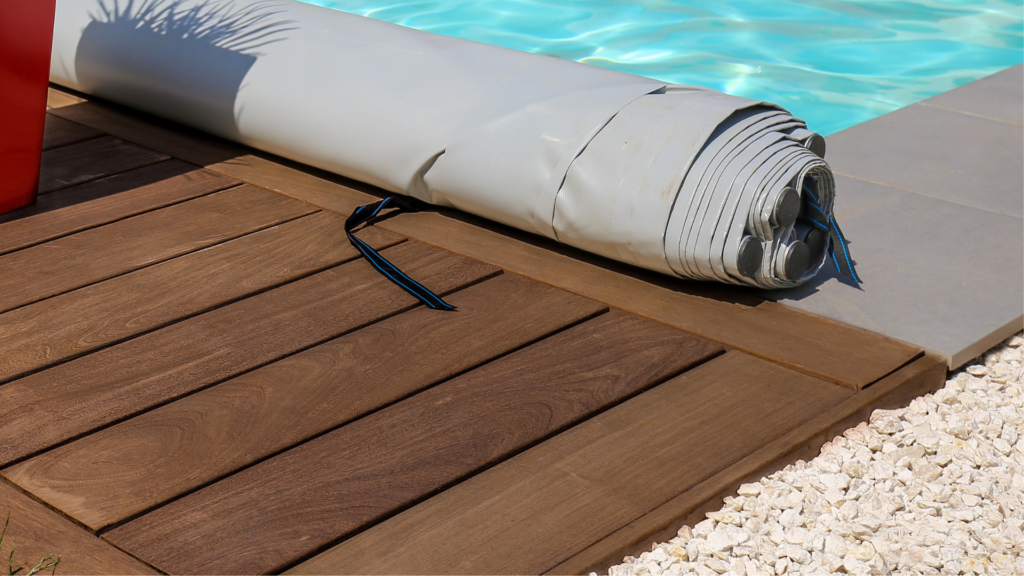 Bâche à barres piscine enroulée