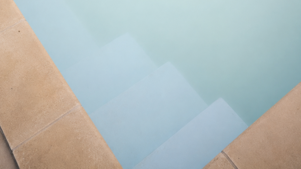 Piscine eau trouble et laiteuse