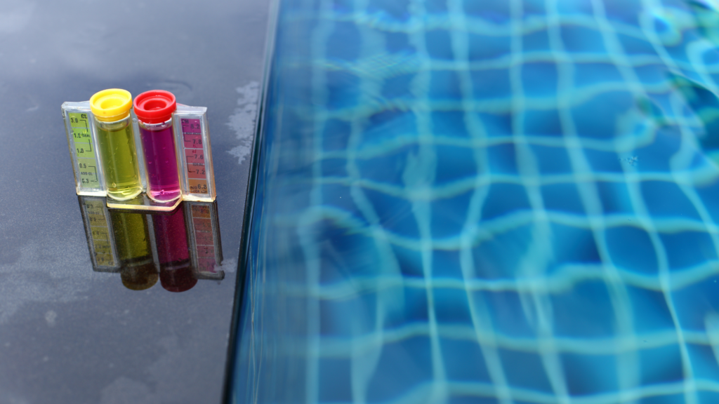 Chlore, Électrolyse au Sel ou Brome : Quel traitement piscine choisir ?
