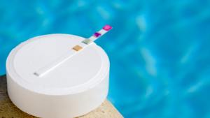 reduire les odeurs de chlore dans une piscine