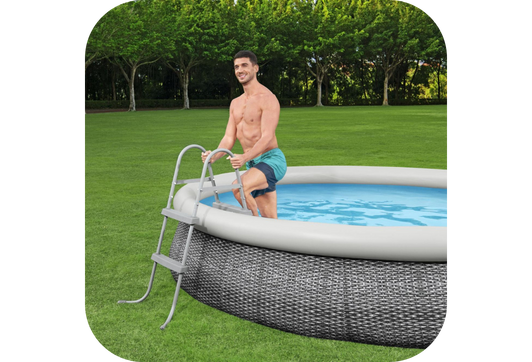 Une échelle de piscine hors sol