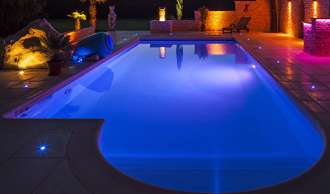 une piscine avec éclairage couleur