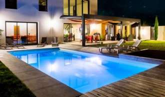 une piscine avec éclairage intégré