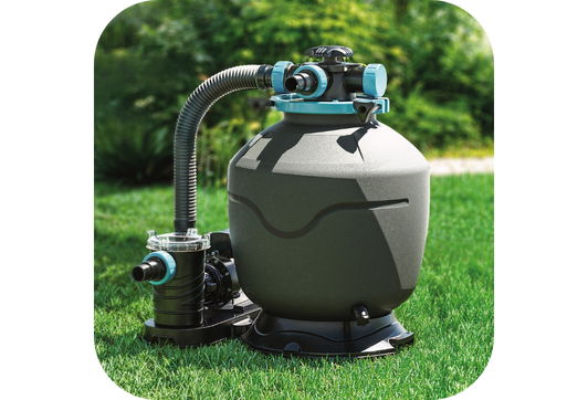 Un grand bassin avec filtration à sable