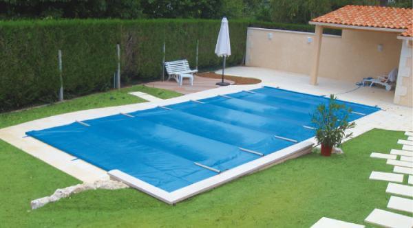 Une bâche à barres Access sur une piscine