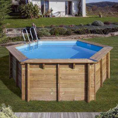 Une piscine en bois hexagonale