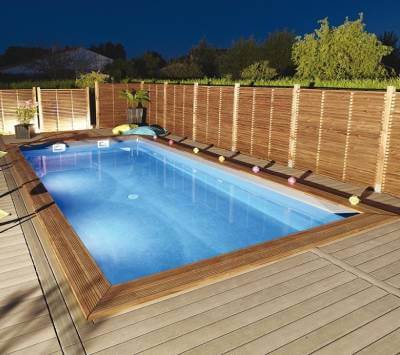 Une piscine en bois rectangulaire