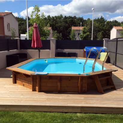 Une piscine en bois semi enterrée