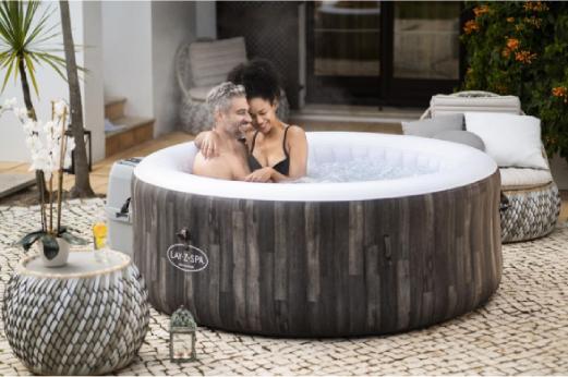 Spa gonflable installé dans un jardin