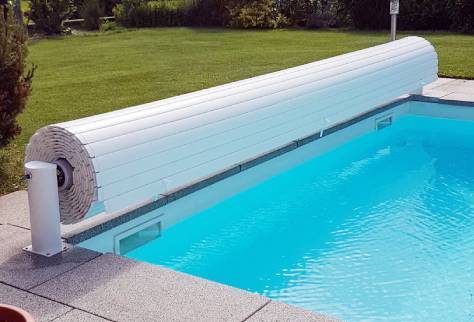 Un volet roulant hors sol pour piscine enroulé