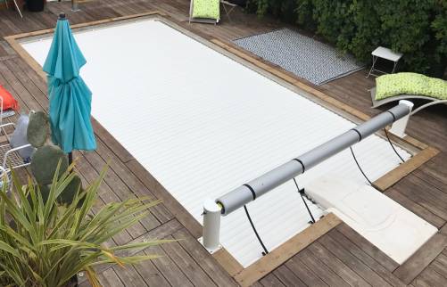 Un volet roulant hors sol pour piscine déroulé
